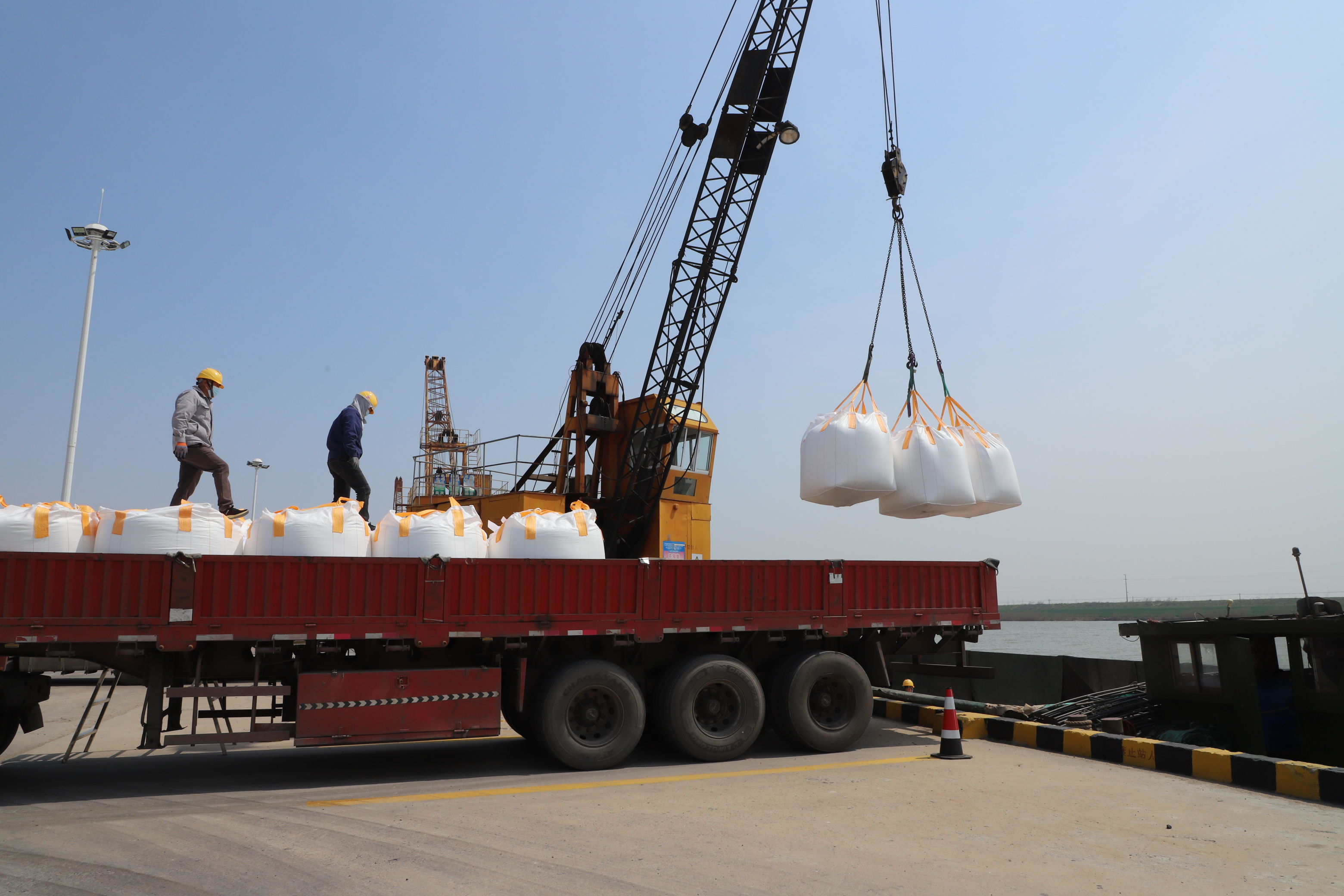 宵洋碼頭吊裝化工噸袋.JPG 宵洋碼頭吊裝化工噸袋.JPG